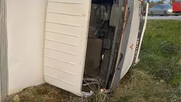 Kaza sonrası devrilmiş kamyonet