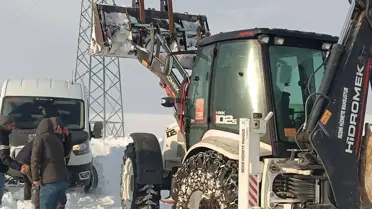 Kurtarma ekipleri kar altında mahsur kalan araçları kurtarıyor