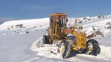 Yardım ekiplerinin karla mücadele anı