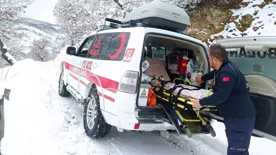Kurtarılan yaşlı kadının ambulansla hastaneye gitmesi