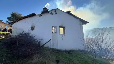 İtfaiye ekiplerinin yangını söndürmeye çalıştığı an