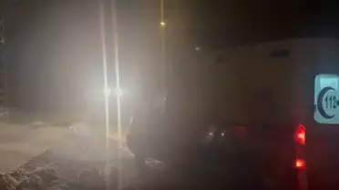 Kars'ta karla kapalı köyde sağlık ekibi hastayı taşıyor