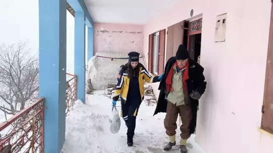 Sağlık ekiplerinin iş makinesiyle hastaya ulaşması