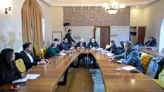 Toplantı sırasında kullanılan afiş ve sunum görselleri