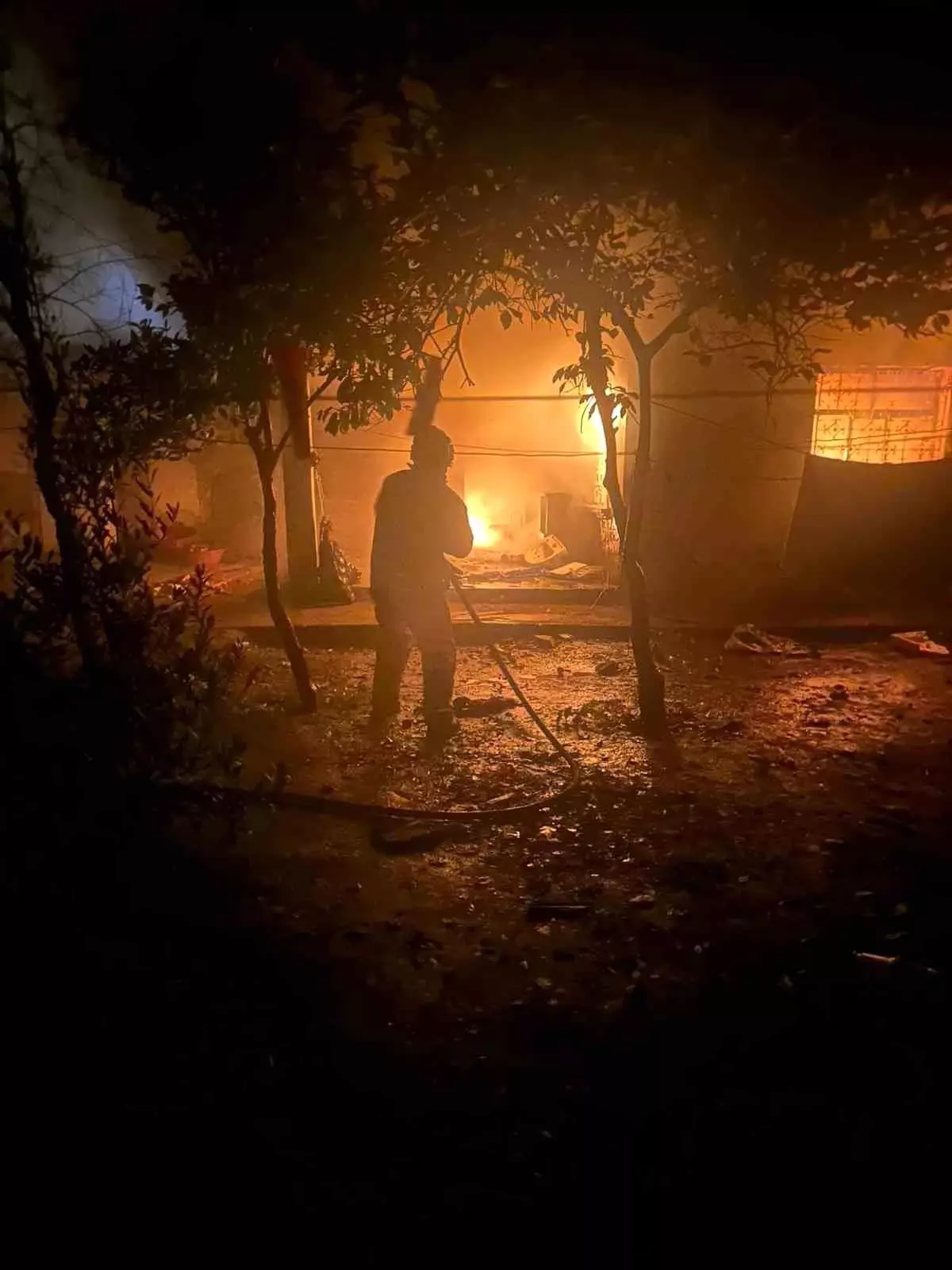 Reyhanlı’da Alevler İçinde Kalan Kedi, İtfaiye Ekibi Tarafından Kurtarıldı