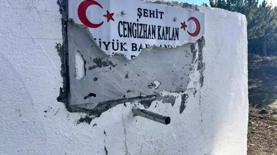 Vandalize edilmiş şehit çeşmesi