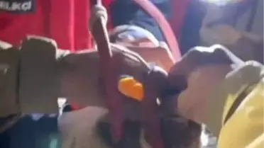 İtfaiye ekiplerinin yavru kediyi pompa deliğinden çıkarması