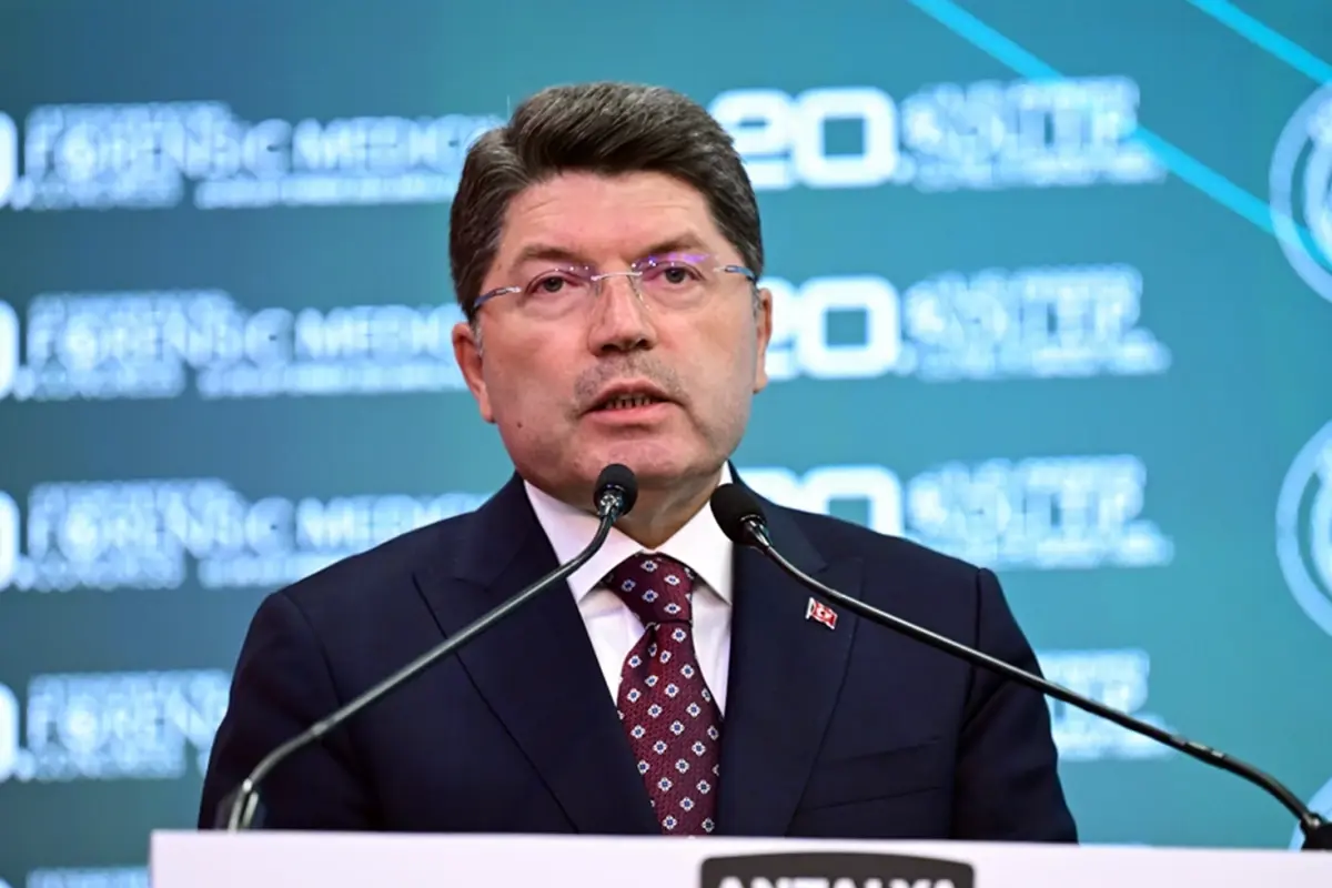 Adalet Bakanı Tunç'tan Bayrağa Yönelik Savcılık Soruşturması Açıldı