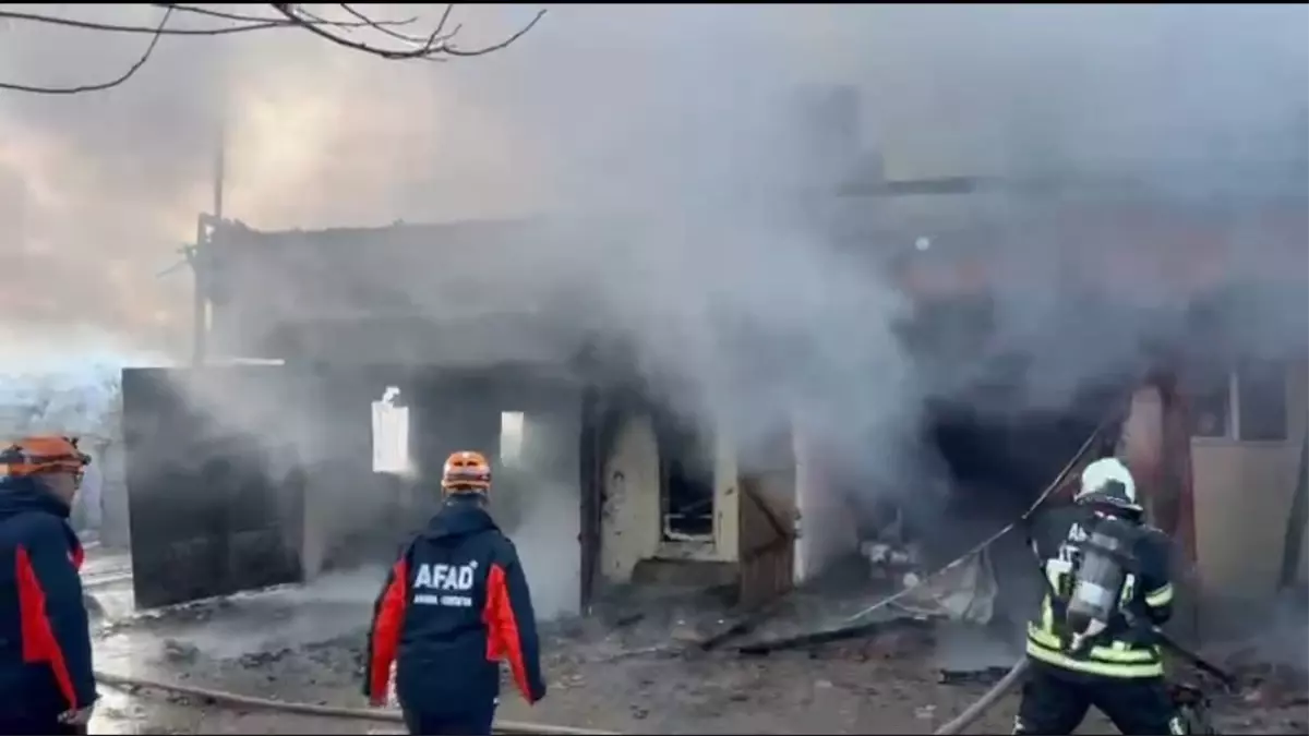 Amasya’da İki Katlı Ev Yangını: Tamamen Yok Oldu, Soruşturma Başlatıldı