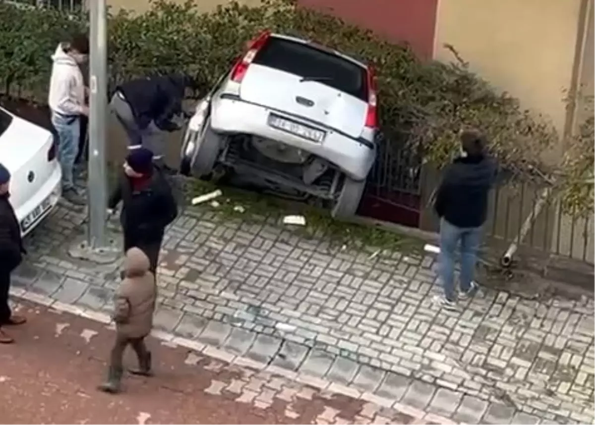 Avcılar’da Sürücünün Hatası Nedeniyle Otomobil Bina Boşluğuna Düşerek Hafif Yaralanma