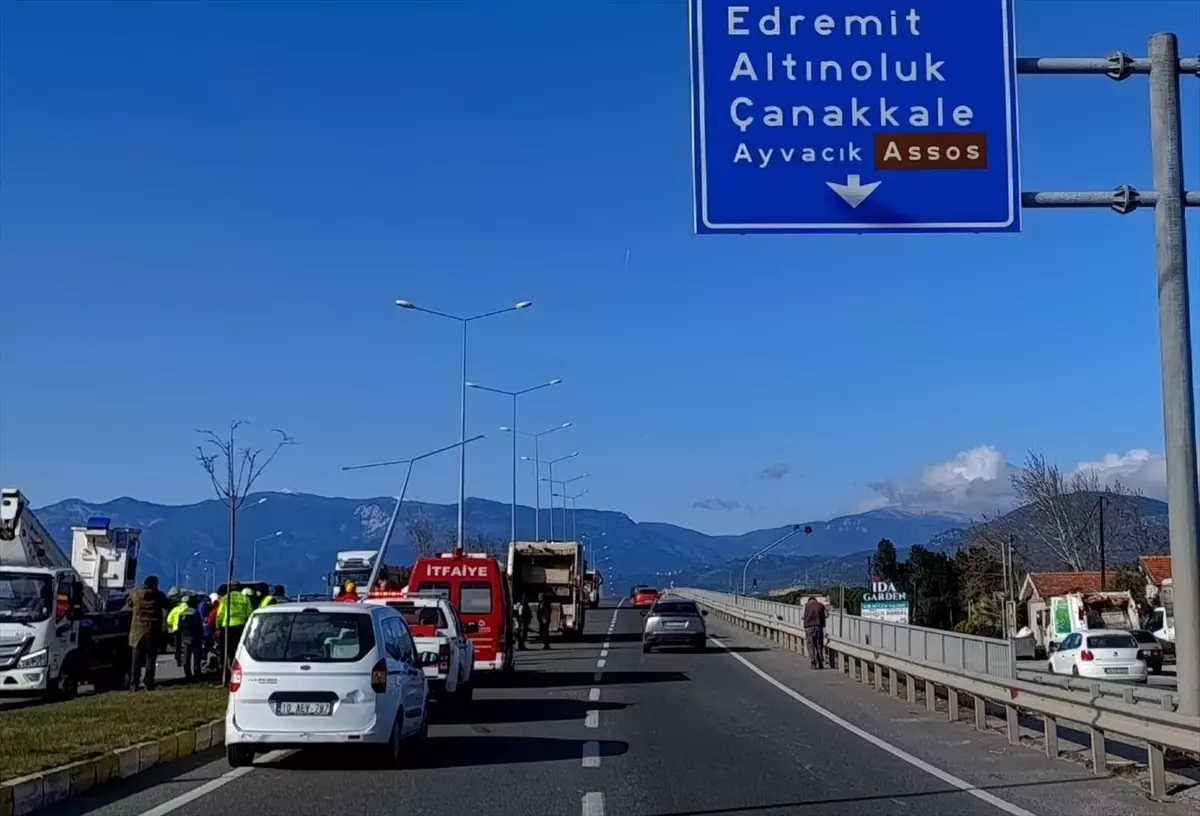 Balıkesir Havran’da Çöp Kamyonuna Çarpan Araçta 1 Ölü, 2 Yaralı
