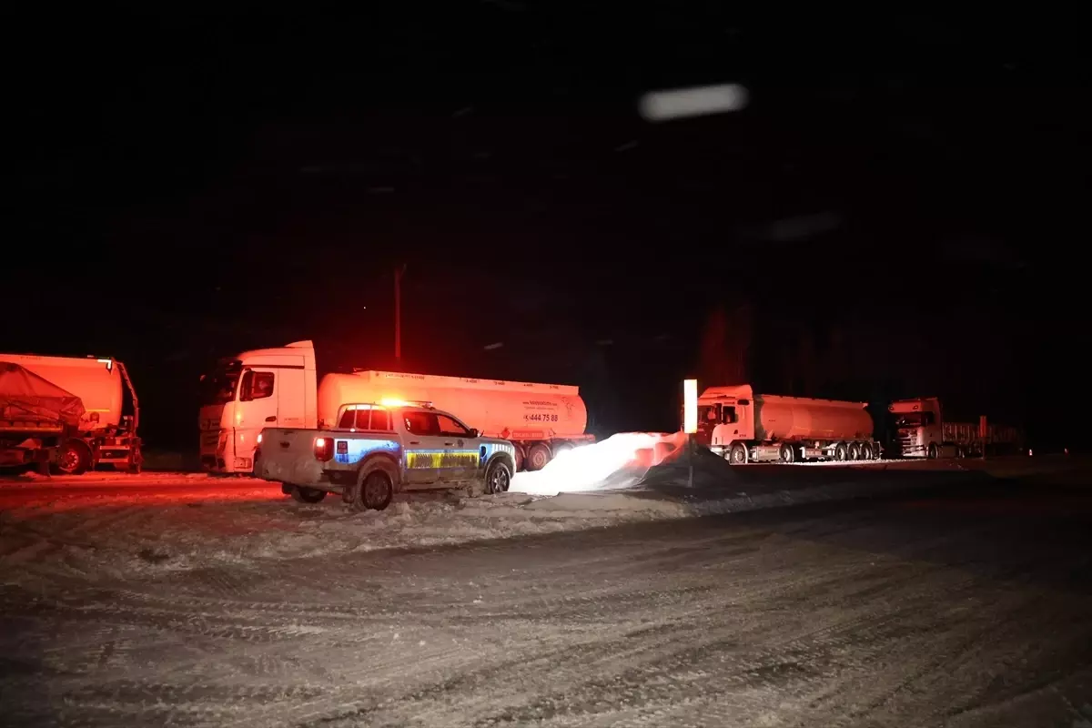 Kop Dağı'nda Kar ve Tipi Nedeniyle Ağır Tonajlı Araçlar Yolculuk Yasaklandı