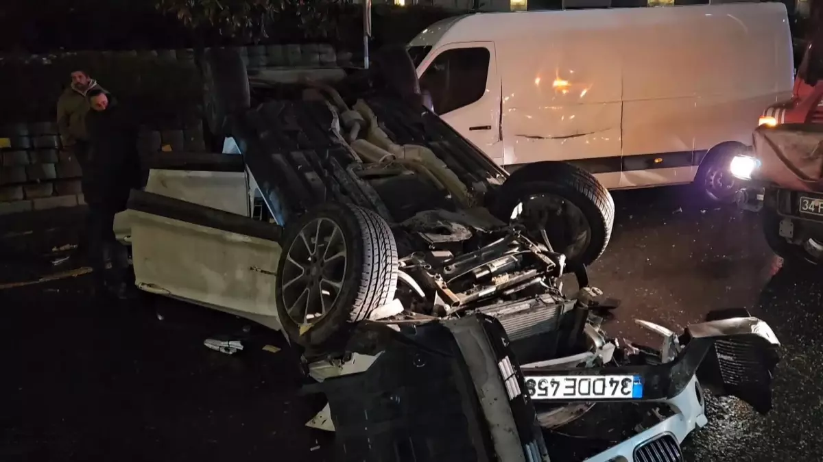 Beşiktaş'ta Trafik Kazası: Otomobil Minibüse Çarptıktan Sonra Takla Attı