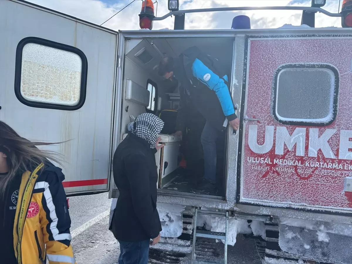 Bingöl'ün Karlarla Kaplı Köyünde KOAH Hastasına Paletli Ambulansla Müdahale