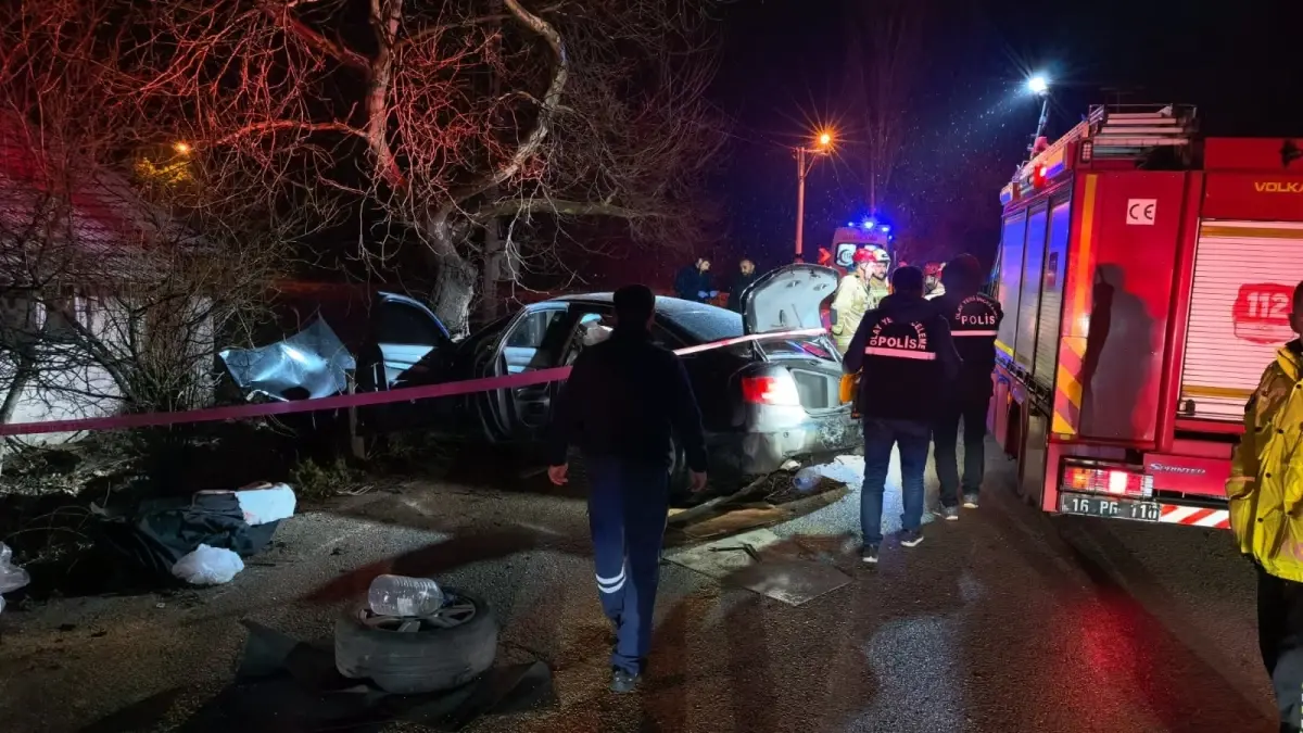 İnegöl’de Ağaca Çarpan Otomobilde 2 Kişi Hayatını Kaybetti