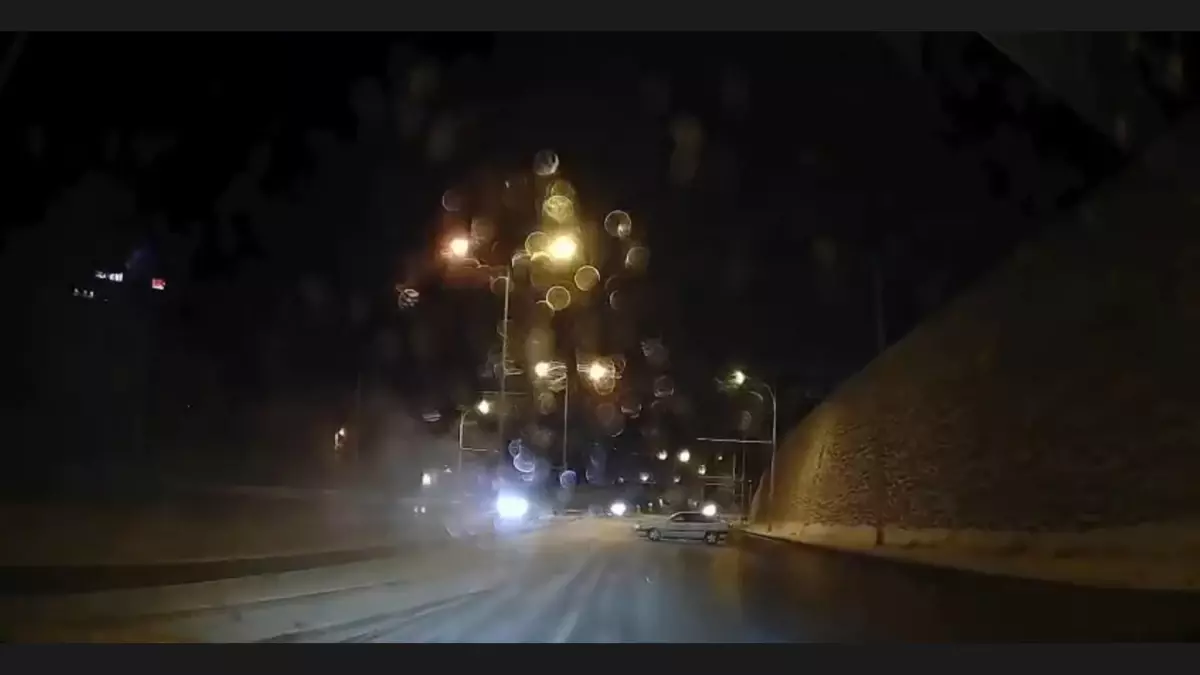 Malatya’da Buzlu Yolun Yol Açtığı Kazada Sürücü Makas Attı, Refüje Çarptı