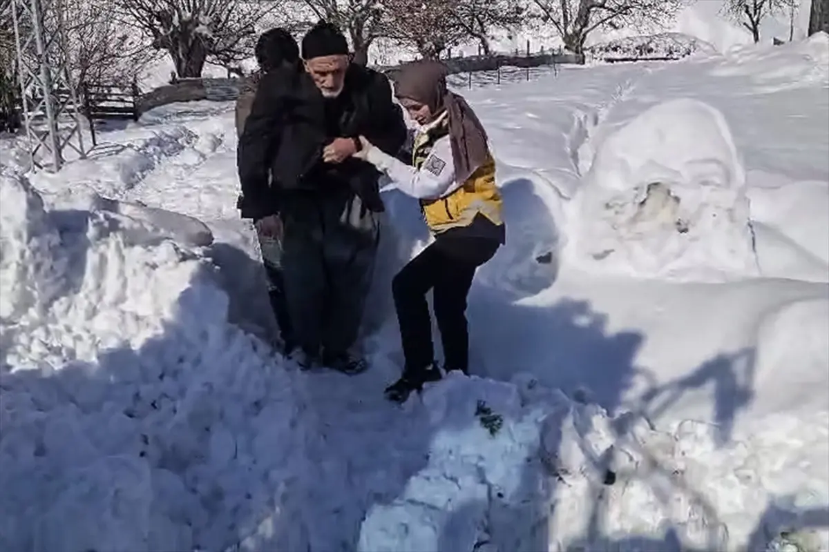 Karla Kapalı Palu Köyünde 80 Yaşındaki Hastaya Sağlık Ekibi Ulaştı