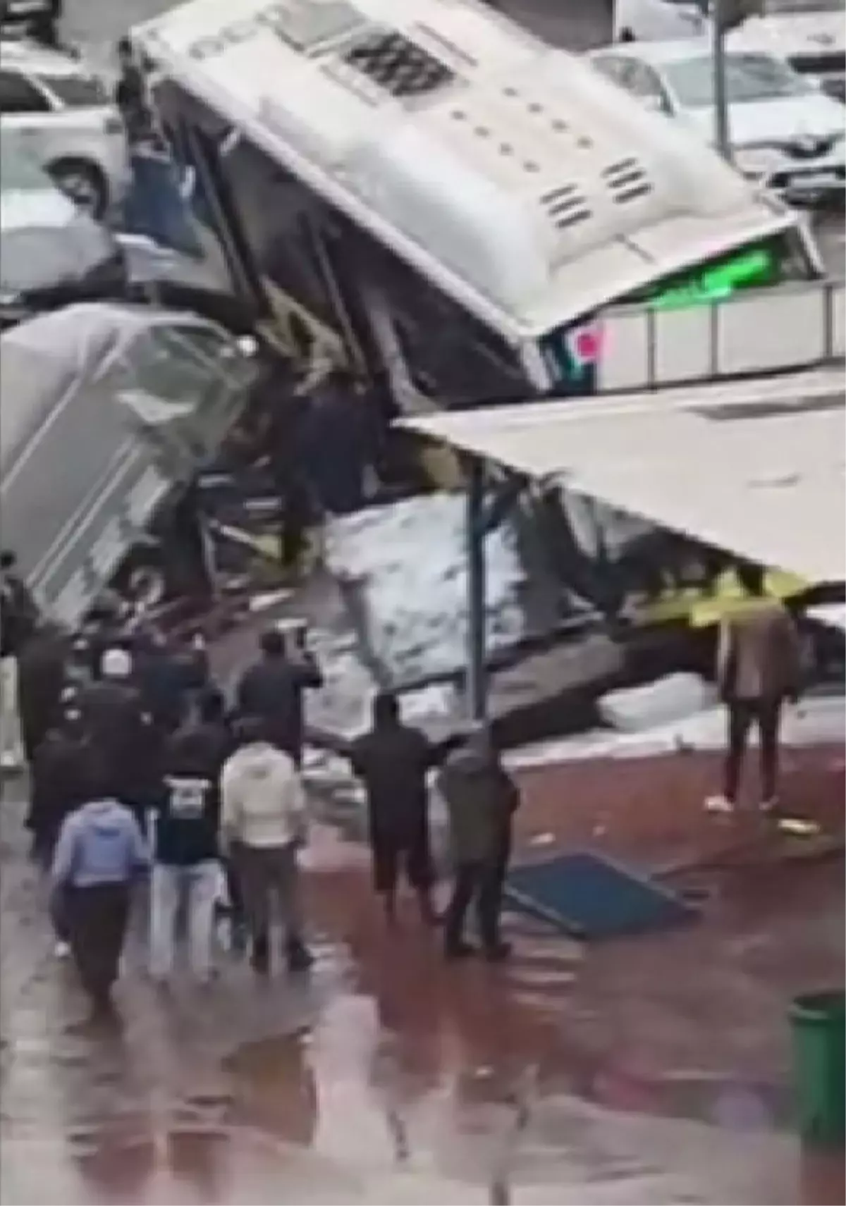 İETT Otobüsü Esenler Otoparkına Kontrolünü Kaybederek Girdi, Çok Sayıda Araç Hasar Aldı