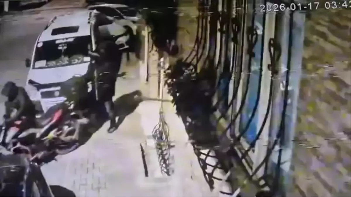 Esenyurt'ta Park Halindeki Motosiklet Gece Çalındı: Güvenlik Kamerası Kayıtları Açığa Çıktı