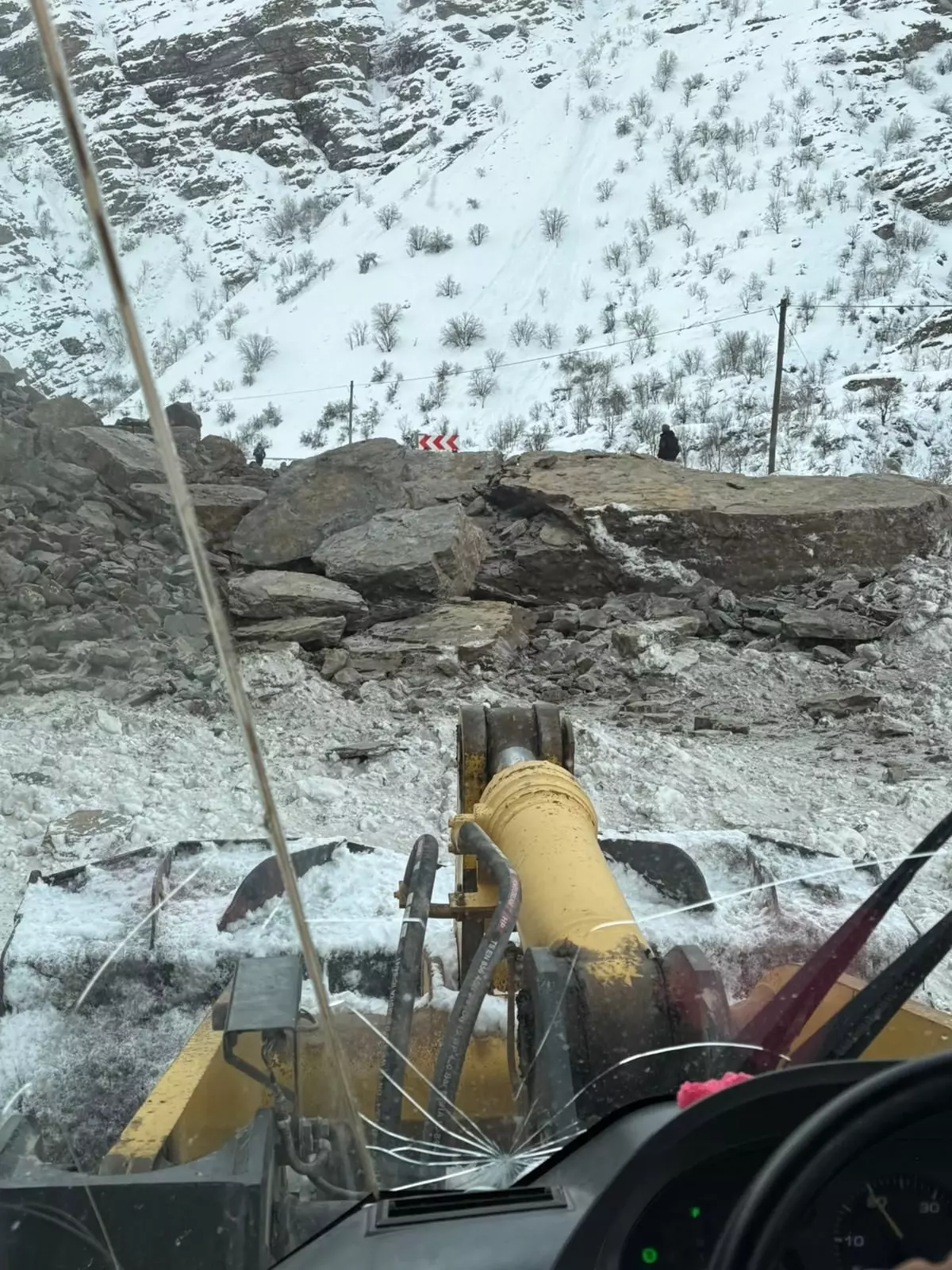 Hakkari-Çukurca Karayolunda Kayaların Yola Çarpması ve Yol Kapalı