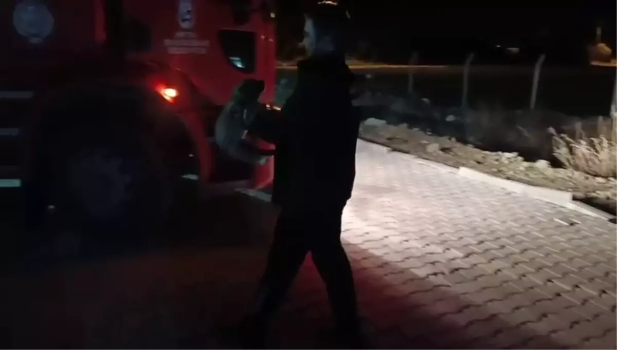 Hatay’da Rögarda Sıkışan Yavru Köpek İtfaiye Ekibi Tarafından Kurtarıldı