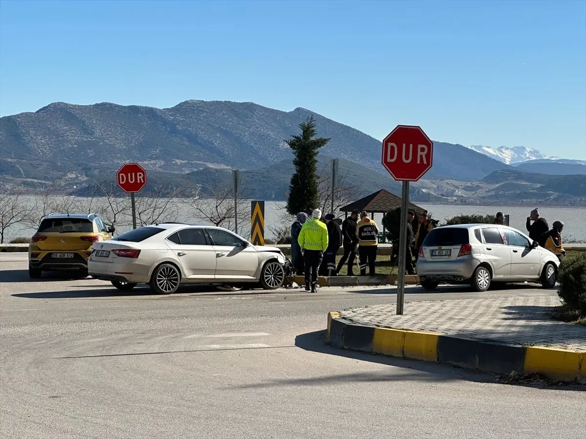 Eğirdir'de İki Otomobil Çarpıştı: 3 Kişi Yaralandı