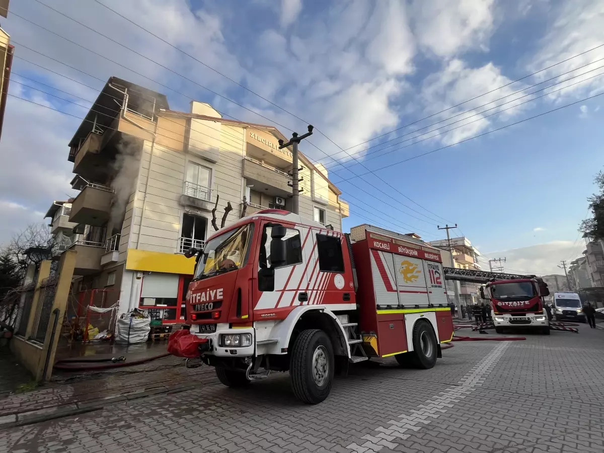İzmit’te 4 Katlı Apartmanda Yangın: 5 Kişi Duman Zehirlenmesi Yaşadı
