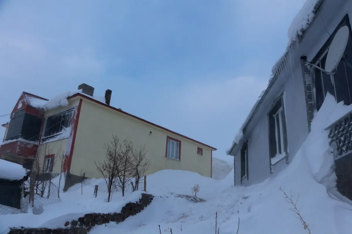 Karlıova’da Şiddetli Tipi Yağışı Köy Yollarını Kapattı, Hayat Durma Noktasına Geldi