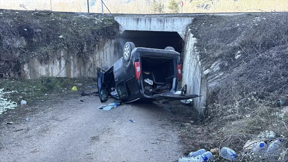 Kastamonu Araç İlçesinde Alt Geçide Düşen Hafif Ticari Araçta Sürücü Hayatını Kaybetti