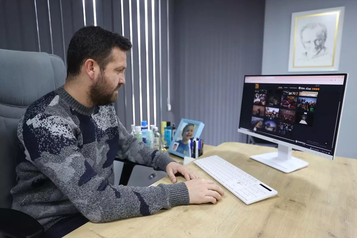 KIFSAD Başkanı Erhan Baycan, Yılın Kareleri Seçiminde Oy Kullanıyor