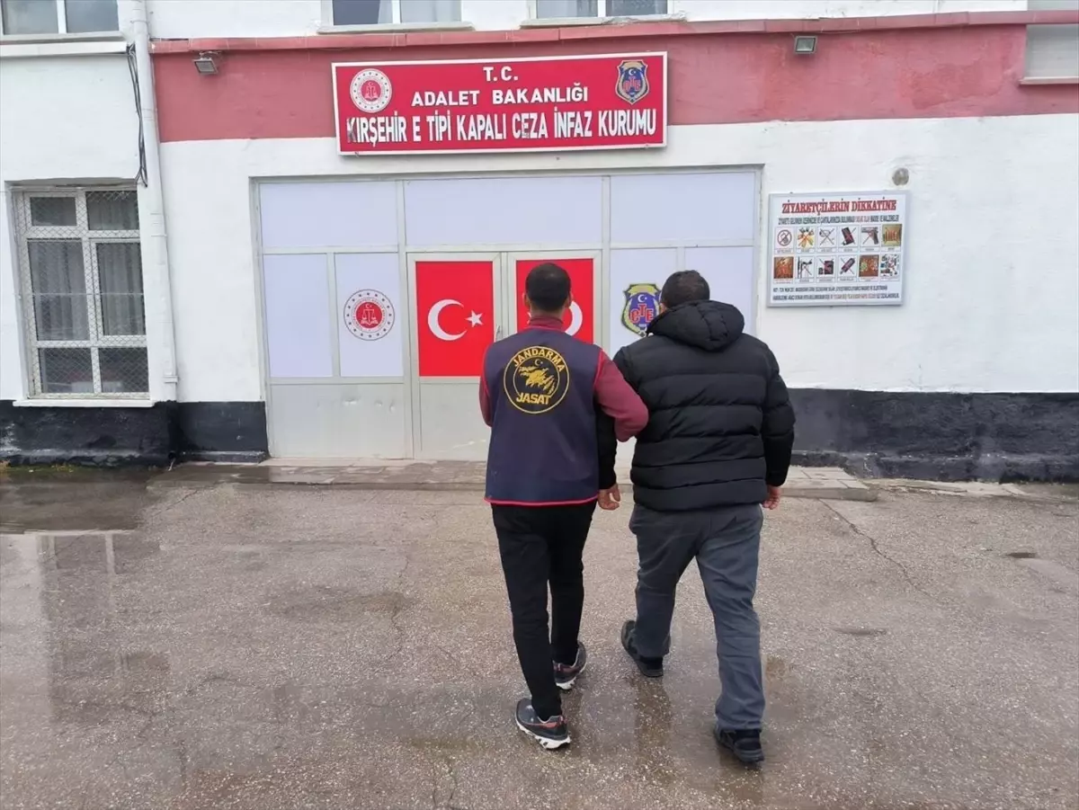 Kırşehir’de 4 Yıl 2 Ay Hapis Cezalı Firari Hükümlü Jandarmaya Teslim Edildi