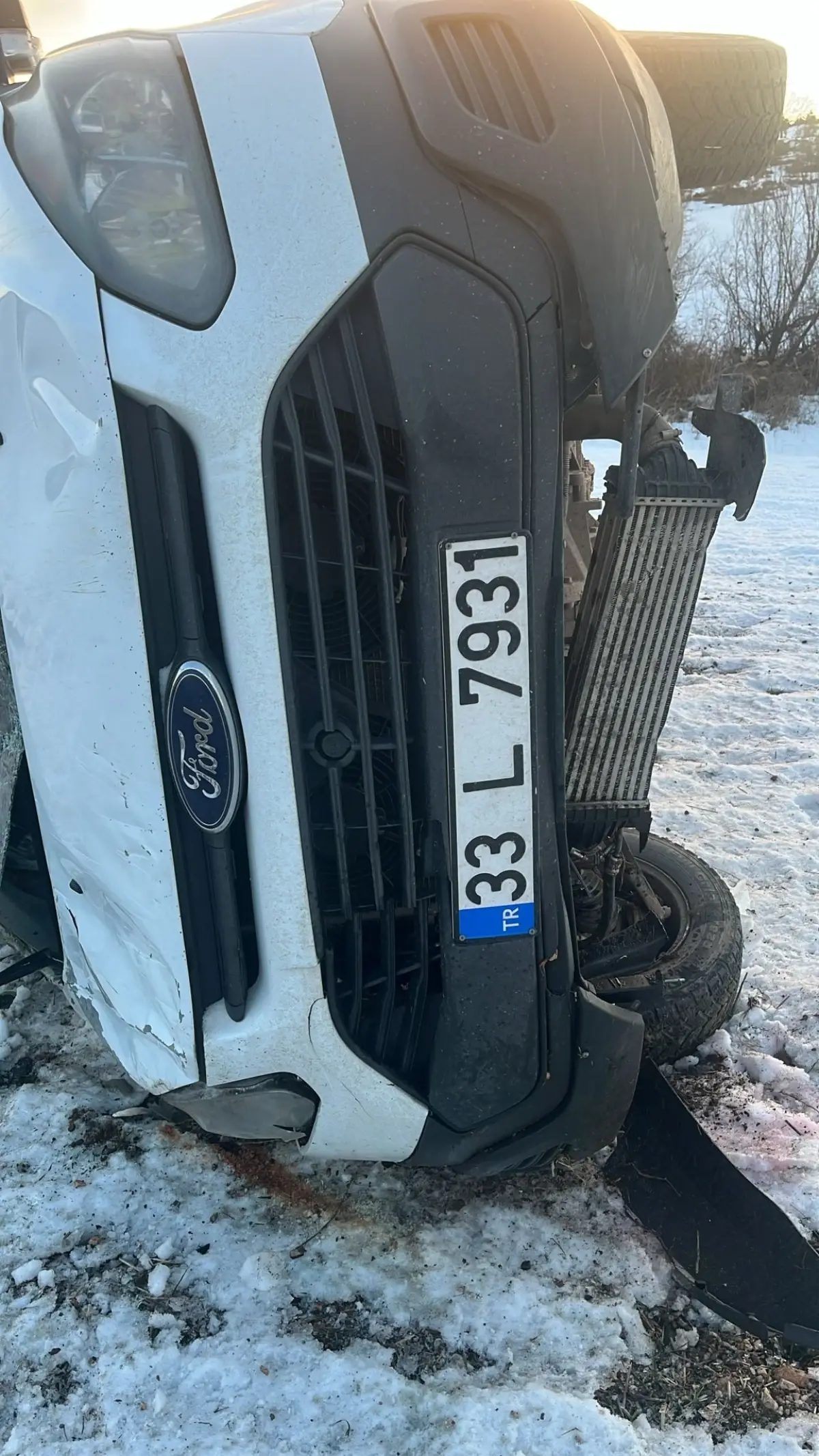 Adıyaman Gölbaşı'nda Lastik Patlaması Nedeniyle Minibüs Devrildi, 4 Kişi Yaralandı