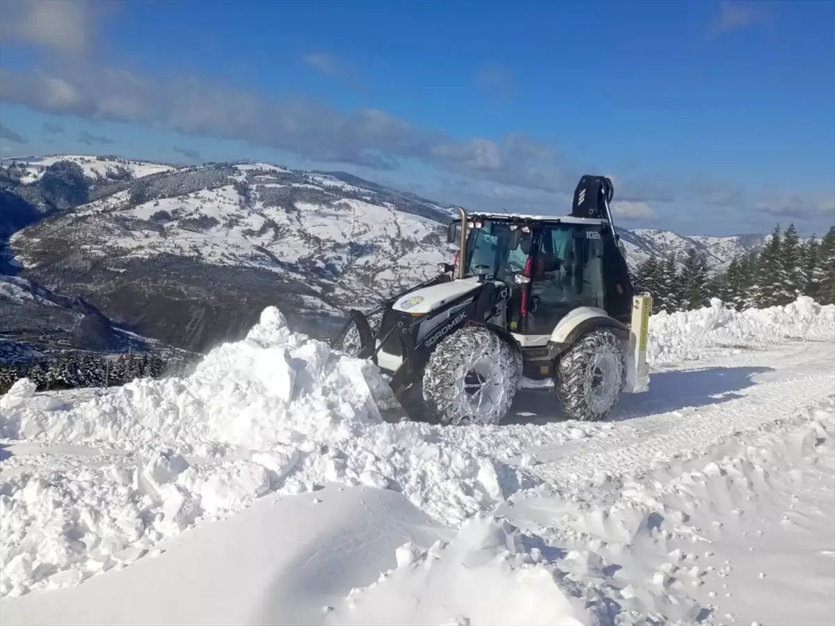 Yakakent’te Kar Yağışı Sonrası Belediye Ekipleri Yol Açma ve Tuzlama Çalışmalarını Sürdürüyor