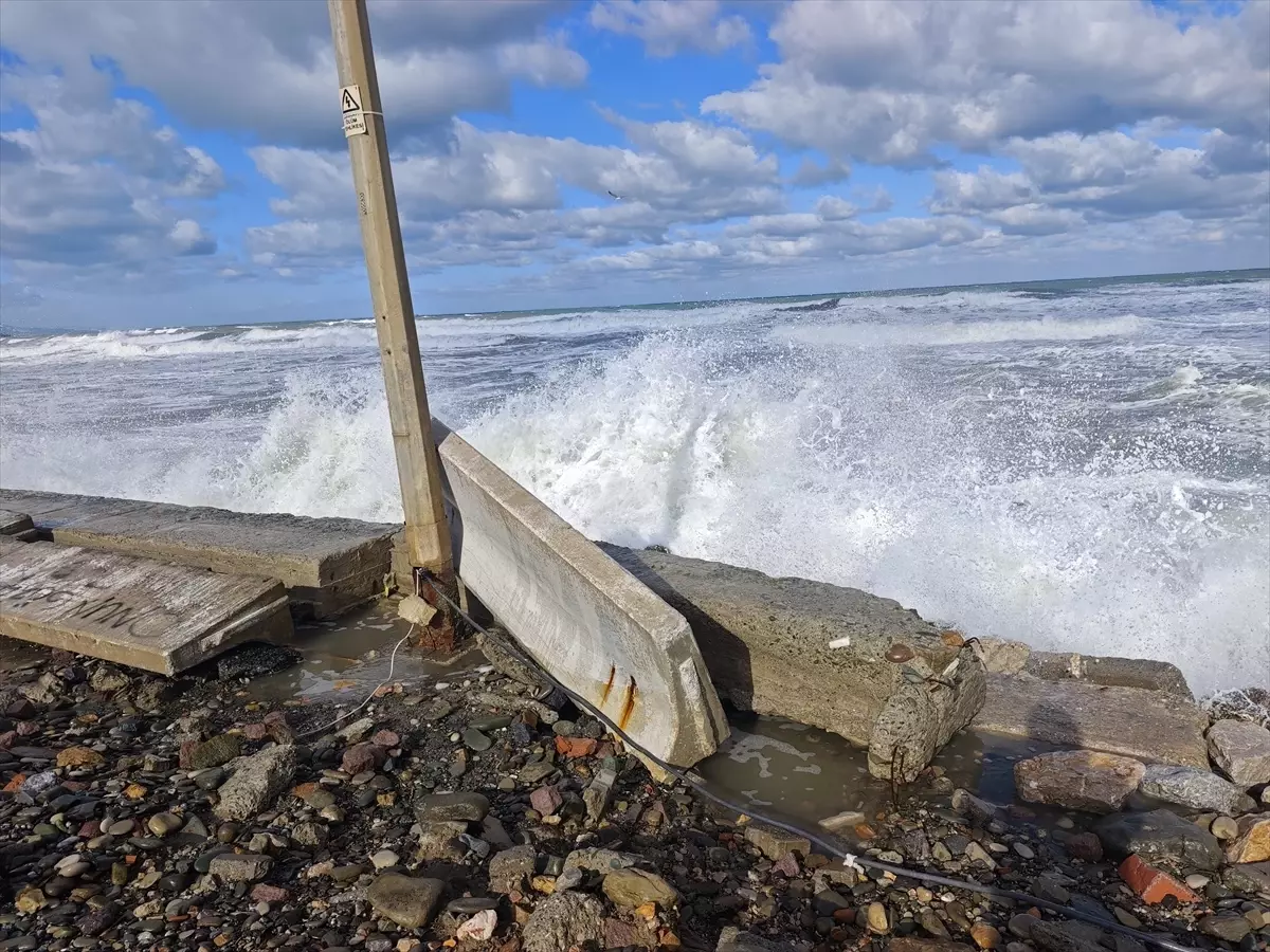 Samsun’da Şiddetli Rüzgar Dalgaları Sahil Şeridinde Hasara Yol Açtı