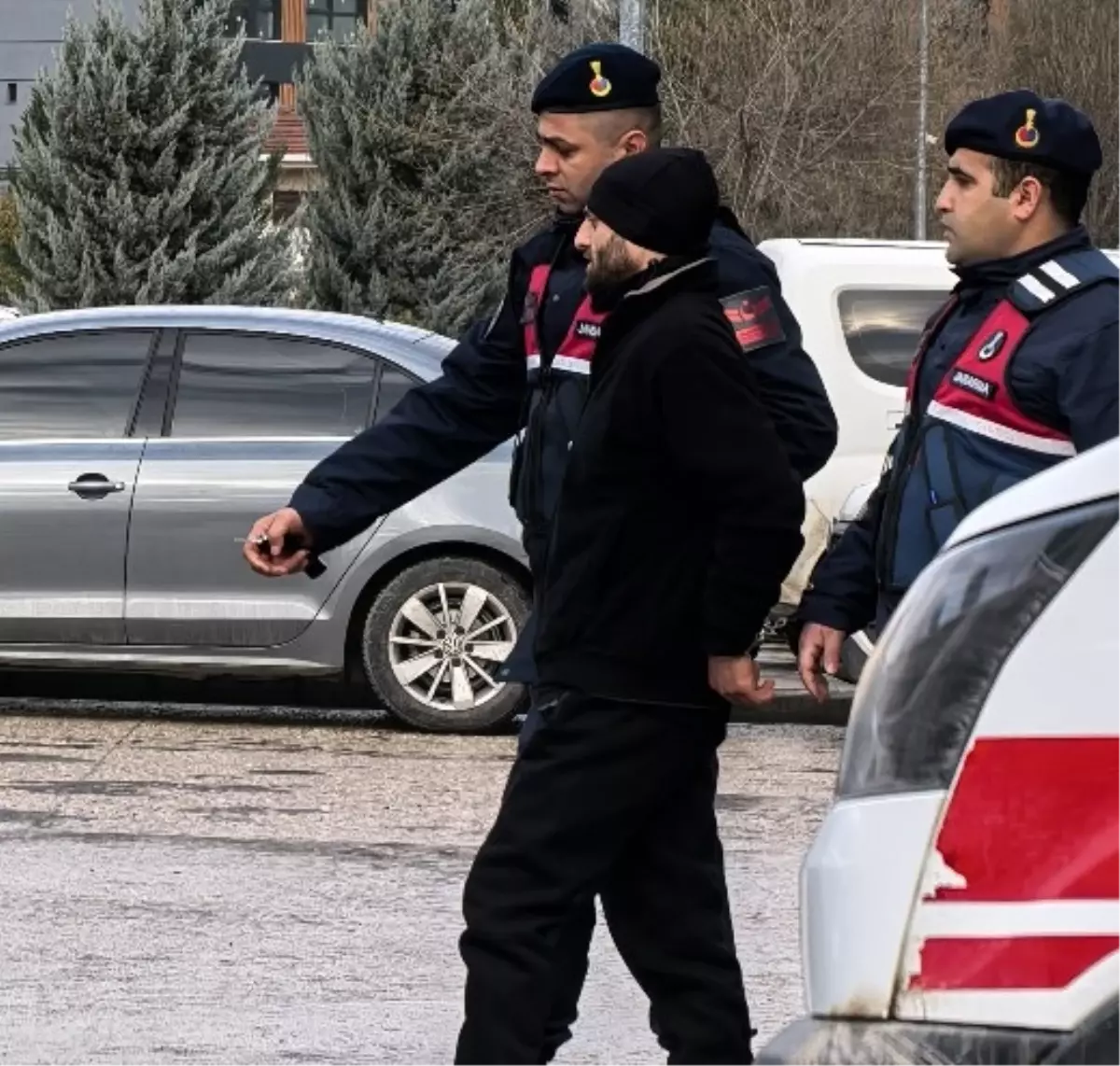 İnegöl Tekel Bayisinde Silahlı Saldırı: İki Kişi Yaralandı