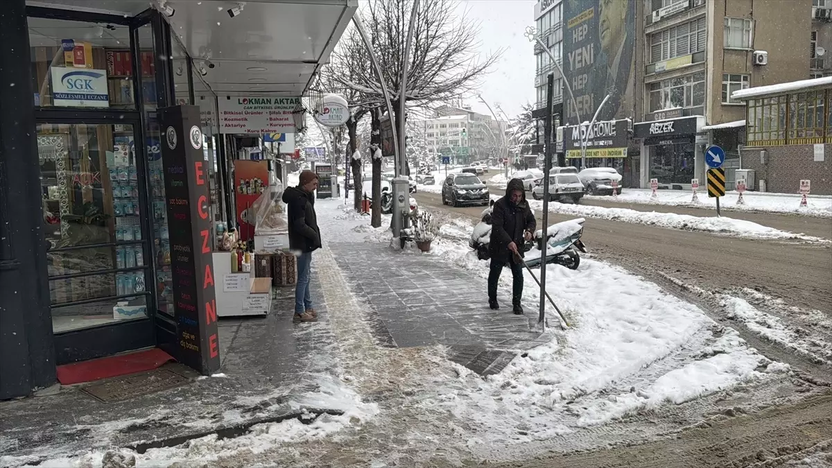 Tokat’ta Kar Kalınlığı 15 cm’ye Ulaştı: Temizlik Ekipleri 24 Saat Çalışıyor