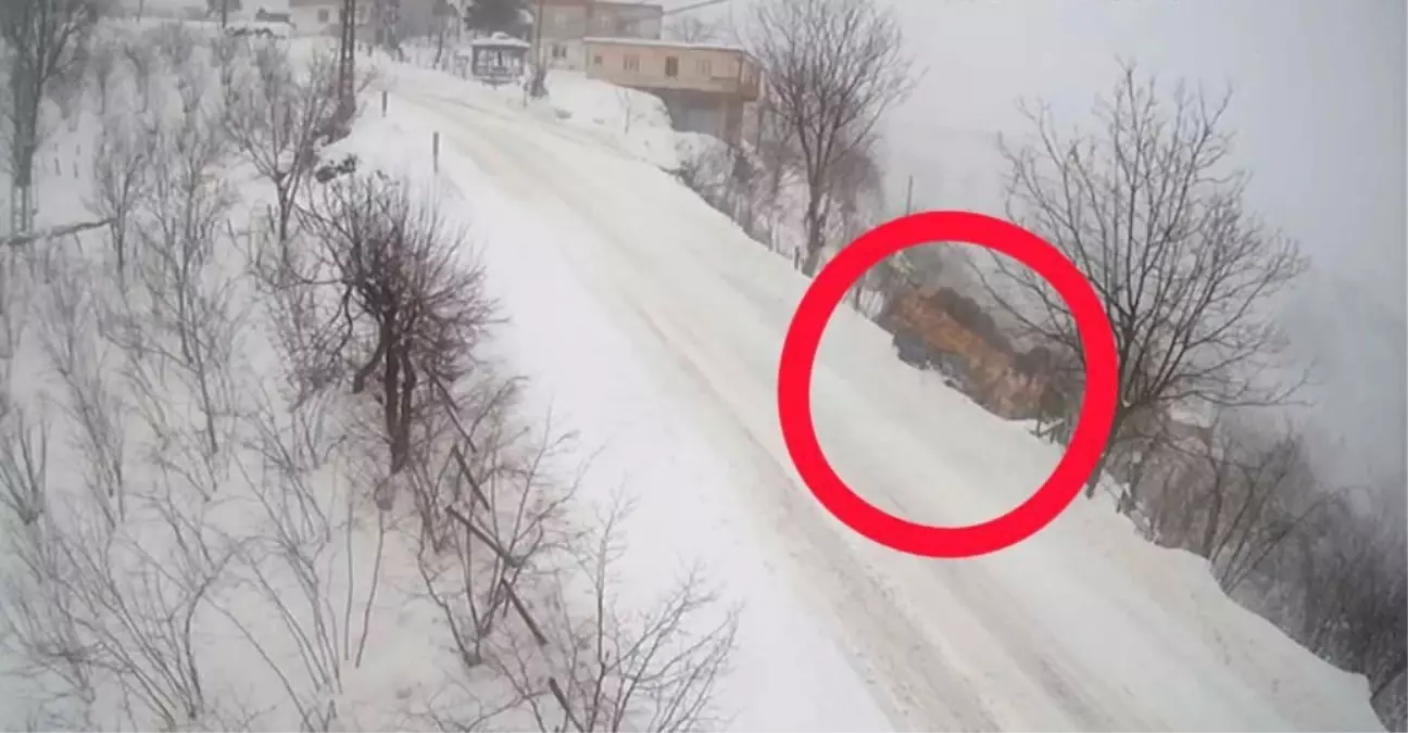 Korgan’da Buzlu Yolda Kaygan Kamyon Fındık Bahçesine Çarptı