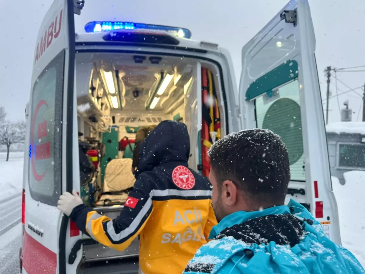 Bingöl’de Karla Kapalı Köyde Mahsur Kalan Diyaliz Hastası UMKE ile Hastaneye Ulaştırıldı