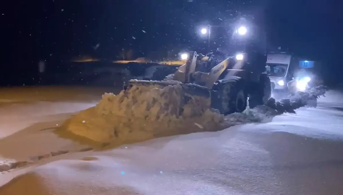 Kars'ta Kar Yağışı Nedeniyle Kapalı Yol Açıldı, Hasta Ambulansla Hastaneye Götürüldü