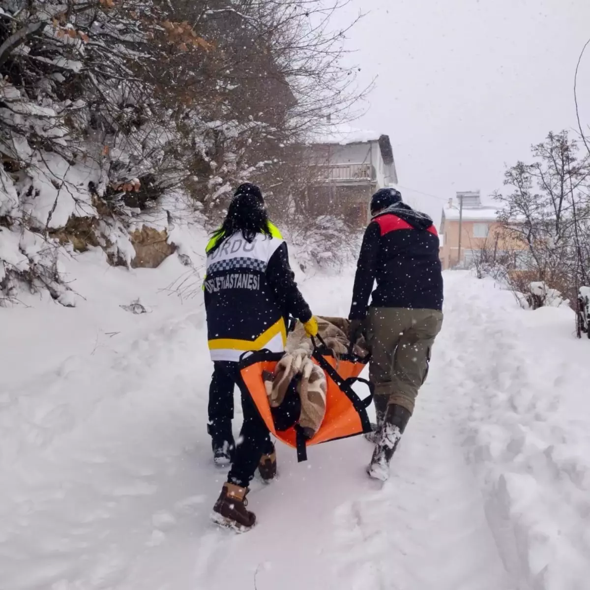 Karlı Yolda 88 Yaşındaki Hanife Kök Hızlıca Hastaneye Ulaştırıldı