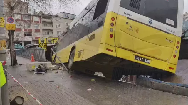 Hasar gören otobüs ve araçlar