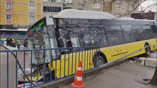 Görgü tanıkları otobüsü izliyor