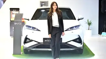 Kuveyt fuarında sergilenen bir elektrikli araç