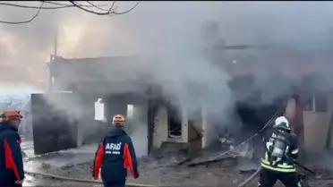 Yangın sonrası yıkılmış iki katlı evin detaylı fotoğrafı