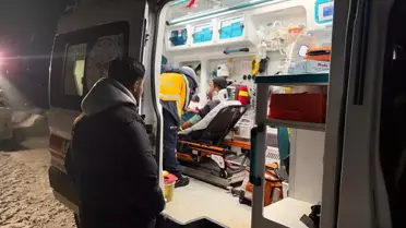 Karla Kaplı Yolda Kaza Geçiren 16 Yaşındaki Çocuk Acil Ekiplerin Müdahalesiyle Hastaneye Kavuşturuldu