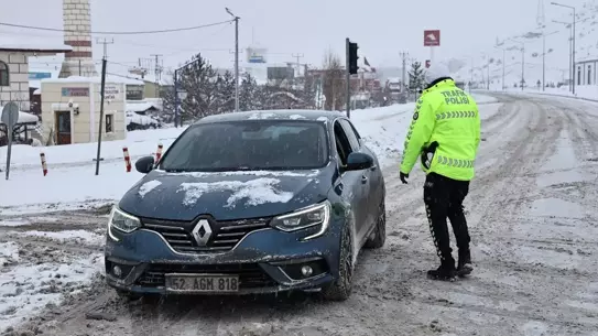 Çığ nedeniyle tahrip olmuş yol yüzeyi