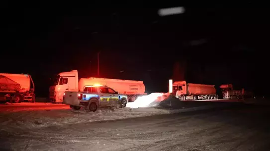 Kop Dağı'nda kar ve tipi ile zorlanan taşıma