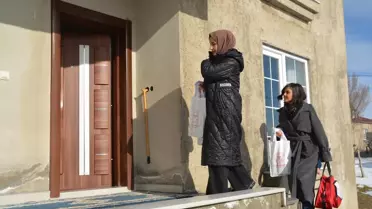 Sağlık ekibi Tatvan’da kış koşullarında evde bakım sağlıyor