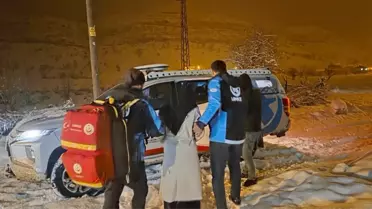Sağlık ekibi karla kaplı yolda hasta taşıma