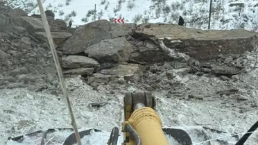 Kaya düşmesi sonrası yolun görüntüsü